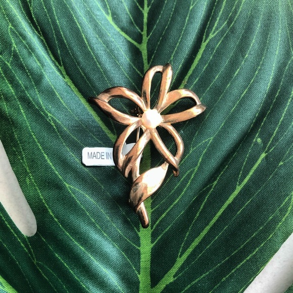 Vintage Jewelry - Vintage Gold tone flower faux costume Pearl brooch